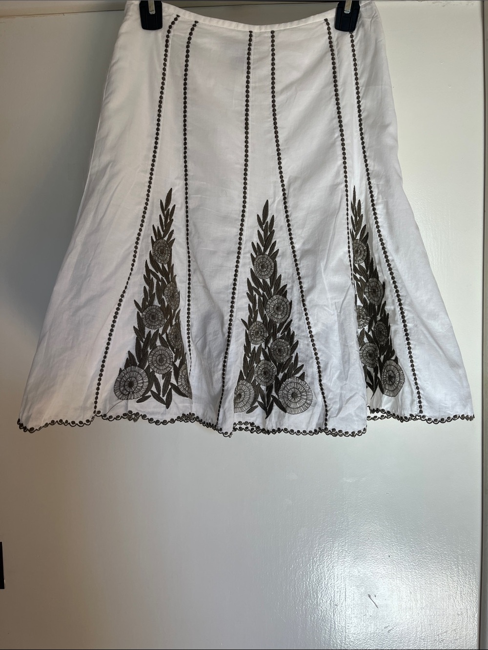 Ann Taylor White Skirt with Black Floral Embroidery